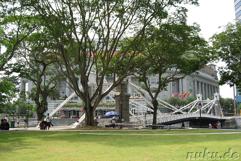 Cavenagh Bridge und Fullerton Hotel, Singapur