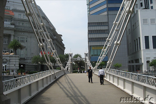 Cavenagh Bridge und Fullerton Hotel, Singapur
