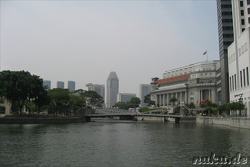Cavenagh Bridge und Fullerton Hotel, Singapur