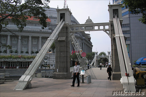 Cavenagh Bridge und Fullerton Hotel, Singapur