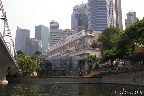 Cavenagh Bridge und Fullerton Hotel, Singapur