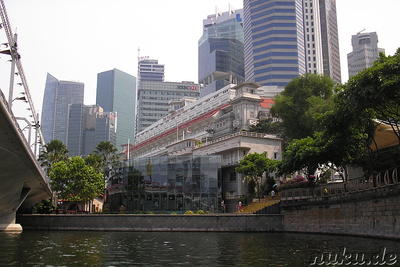 Cavenagh Bridge und Fullerton Hotel, Singapur