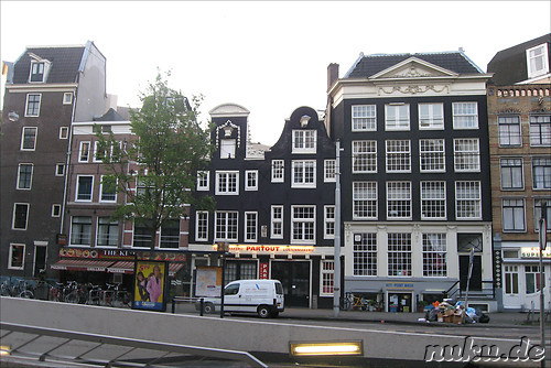 Das Amsterdamer Stadtbild ist gepraegt von schoenen Haeuserfassaden, ...