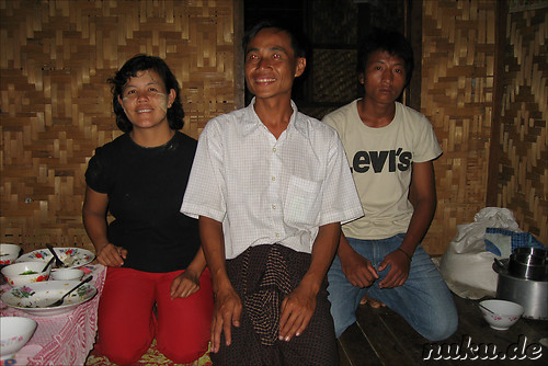 Der Gastgeber und Hausherr mit seiner Frau und einem Verwandten