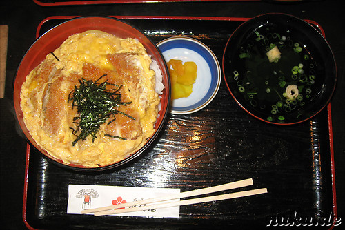 Donkatsu (paniertes Schweinekotelett) mit Ei auf gekochtem Reis