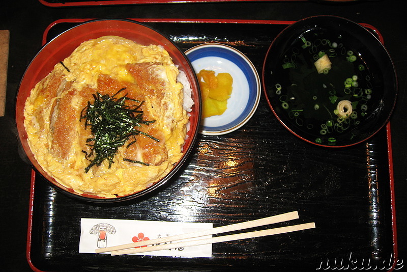 Donkatsu (paniertes Schweinekotelett) mit Ei auf gekochtem Reis