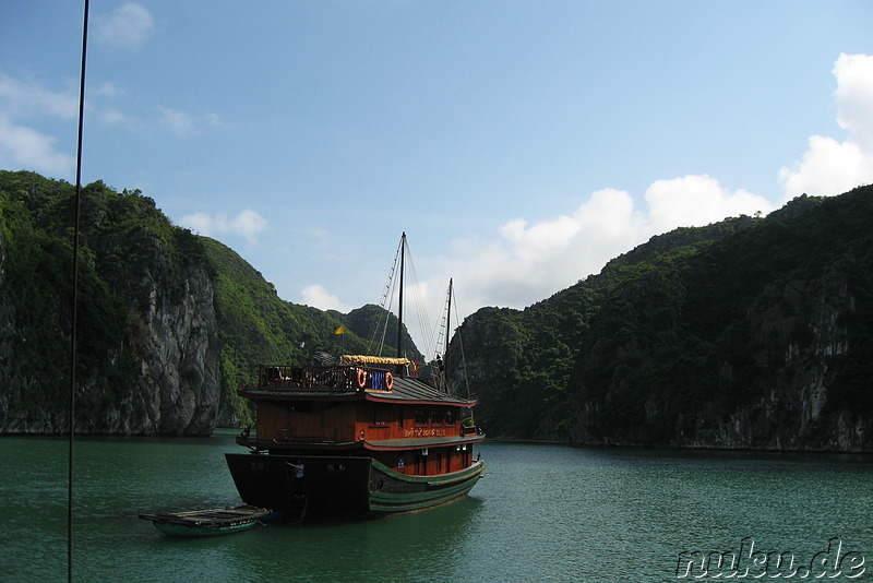 Ein anderes Boot mit Touristen
