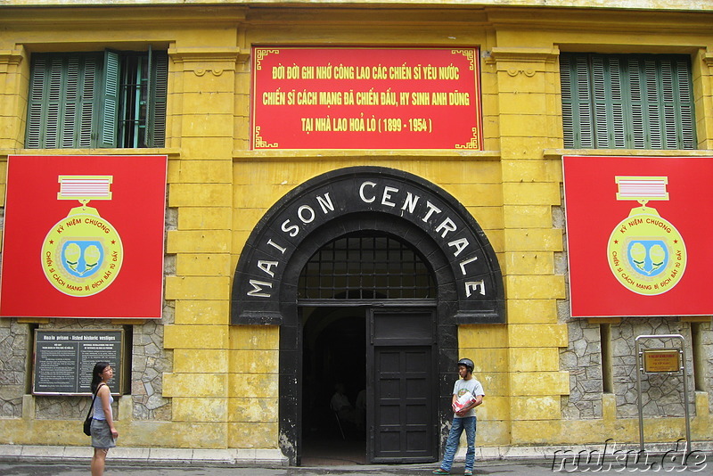 Eingang zum Hoa Lo Prison Museum in Hanoi, Vietnam