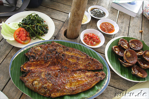 Fisch und Meeresfruechte mit Erdnuss-Sauce am Jimbaran Beach, Bali