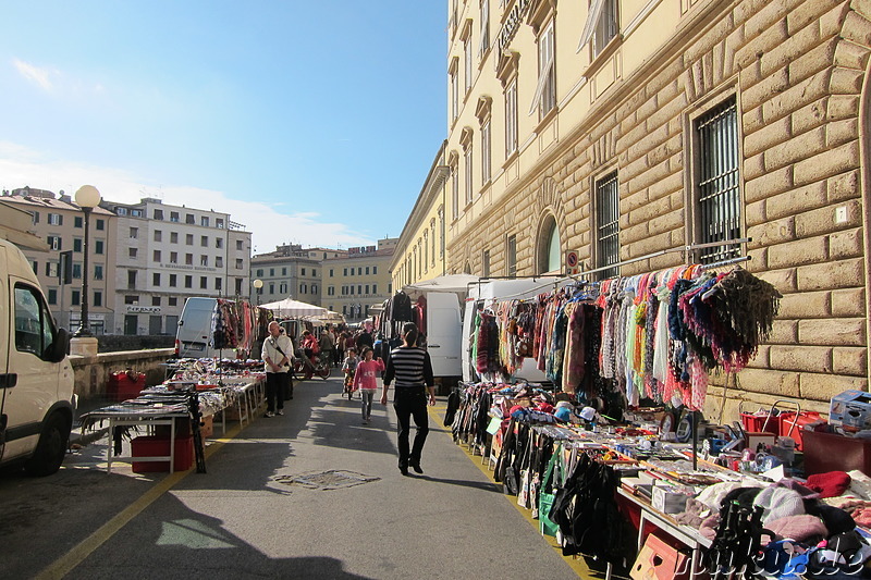 Flohmarkt am Mercato Centrale in Livorno, Italien