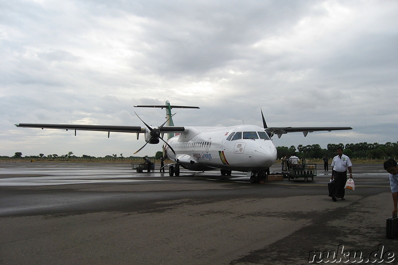 Flugzeug von Yangon Airways bei der Ankunft in Bagan