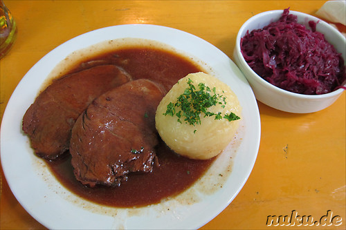 Fraenkischer Sauerbraten mit Kloss, Rotkohl und Lebkuchensosse
