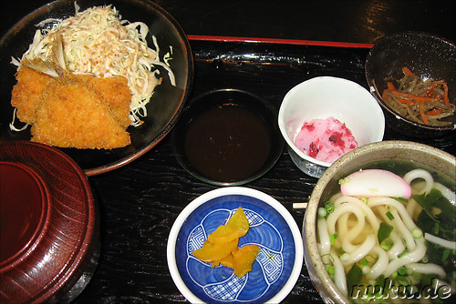 Frittierter Fisch und Udon-Nudelsuppe