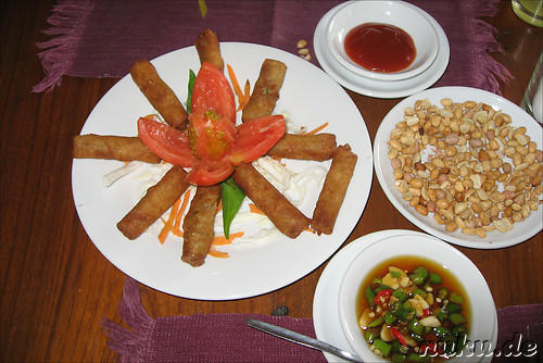 Fruehlingsrolle und Erdnuesse im Sarabha Restaurant