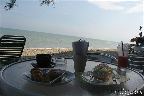 Fruehstueck am Strand von Batu Ferringhi, Pulau Penang, Malaysia