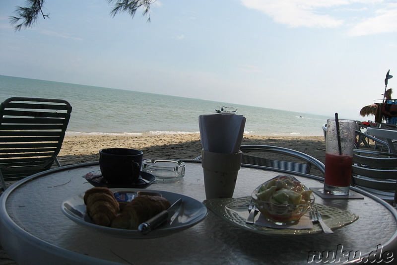Frühstück am Strand von Batu Ferringhi, Pulau Penang, Malaysia