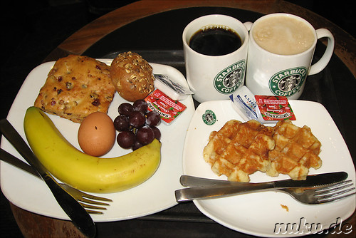 Fruehstueck bei Starbucks in Singapur
