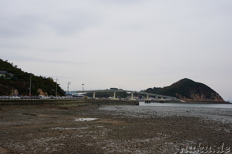 Fußgängerbrücke vom Hafen in Gwangmyeong auf die kleine Nebeninsel Somuuido
