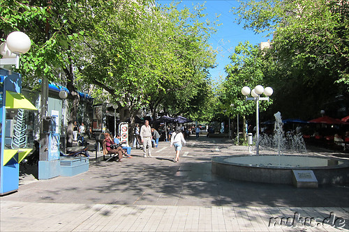 Fussgaengerzone Avenida Sarmiento in Mendoza, Argentinien