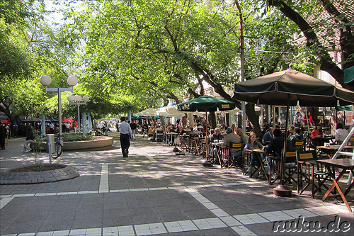 Fussgaengerzone Avenida Sarmiento in Mendoza, Argentinien