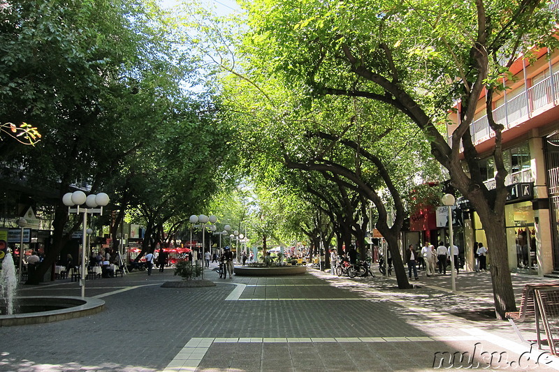 Fussgängerzone Avenida Sarmiento in Mendoza, Argentinien