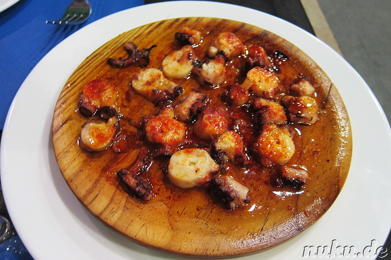 Gebratener Oktopus im Restaurant Pesca al Peso in Alicante, Spanien