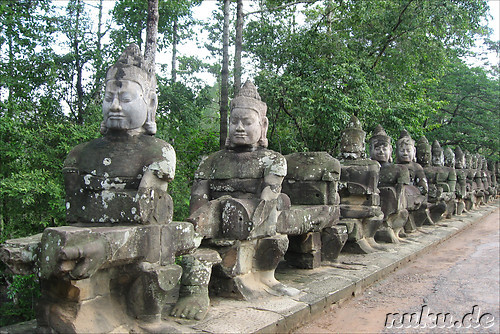 Gelaender beim Suedtor von Angkor Thom