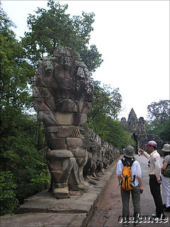 Gelaender beim Suedtor von Angkor Thom
