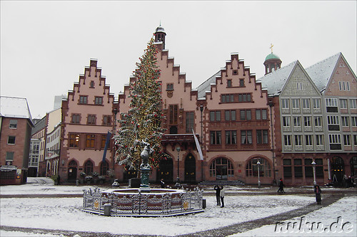 Gerechtigkeitsbrunnen und Weihnachtsbaum vor dem Frankfurter Rathaus auf dem Roemerberg