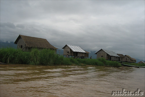 Haeuser am Inle Lake zwischen Nyaungshwe und Ywama in Myanmar