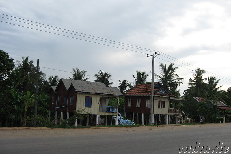 Häuser am Strassenrand, Kambodscha