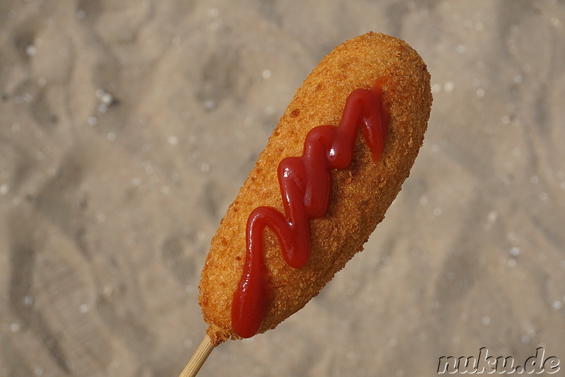 Hatdogeu (핫도그) - Frittiertes Würstchen im Teigmantel, die koreanische Hotdog-Variante