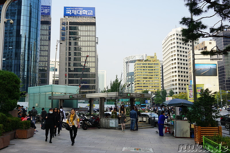 Hochhäuser rund um das moderne Einkaufsviertel Myeongdong in Seoul, Korea