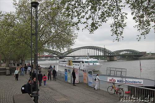 Hohenzollernbruecke ueber den Rhein in Koeln