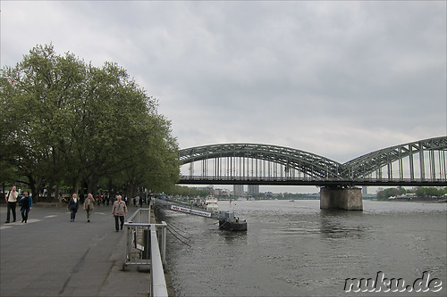Hohenzollernbruecke ueber den Rhein in Koeln