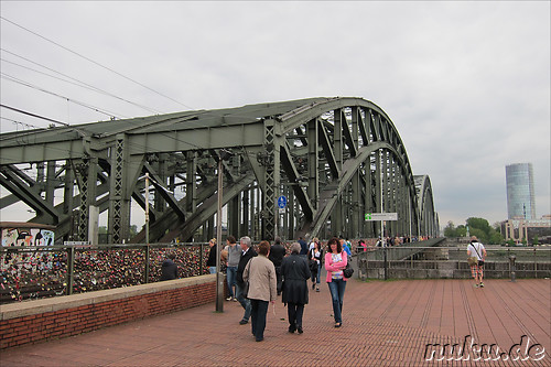 Hohenzollernbruecke ueber den Rhein in Koeln