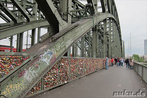 Hohenzollernbruecke ueber den Rhein in Koeln