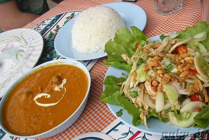 Indisches Currygericht und indischer Salat