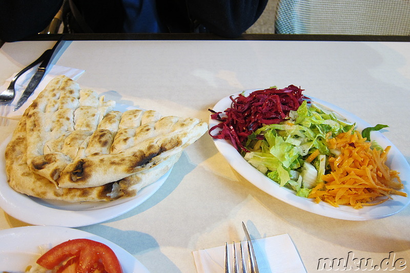 Iskender Kebab mit Beilagen im Osmanli Cafe Restoran in Antalya, Türkei