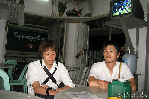Japanische Touristen in Nyaungshwes Beer Station
