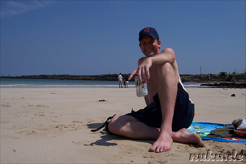 John mit dem obligatorischen Bierchen am Strand :)
