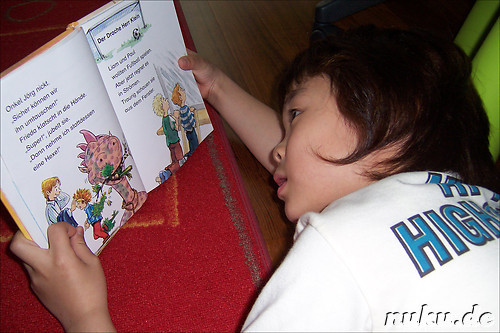Joseph ist muede - aber dennoch fleissig am lesen!