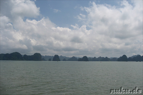Kalkfelsen der Halong Bucht am Horizont, in Vietnam