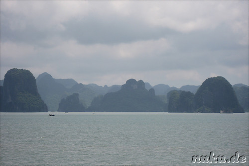 Kalkfelsen der Halong Bucht am Horizont, in Vietnam