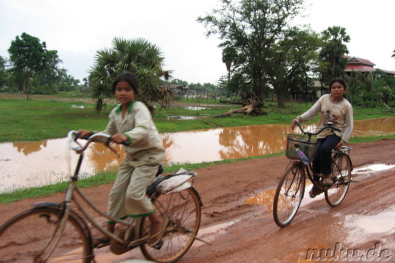Kinder auf Fahrrädern, Kambodscha
