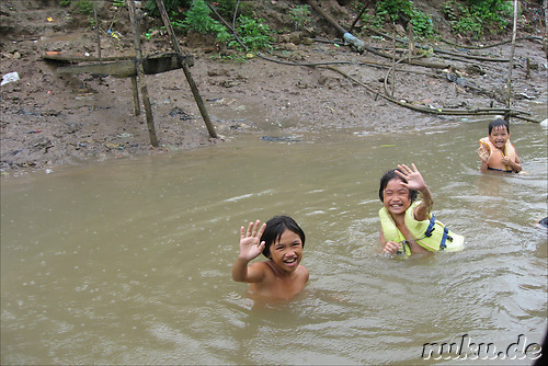 Kinder baden im Mekong