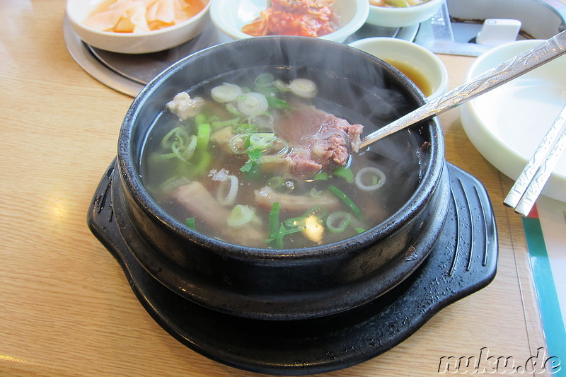 Klare koreanische Rindfleischsuppe (Galbitang; 갈비탕)