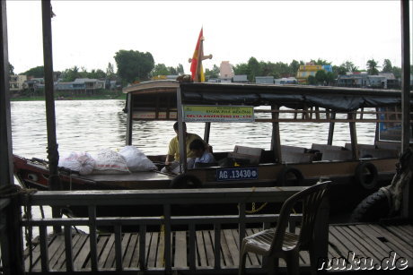 Kleines Boot von Delta Adventure legt an der Fischfarm an