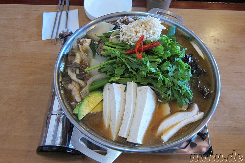 Koreanischer Pilzeintopf (Beoseotjeongol; 버섯전골) mit Tofu