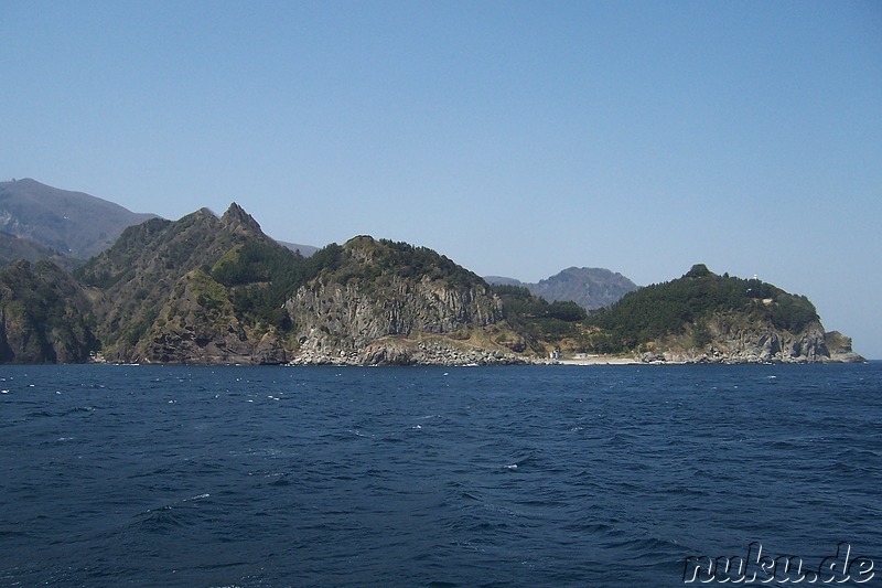 Küste von Ulleungdo (Rechts außerhalb des Bildes liegt der Hafen von Dodong-ri; ganz links befindet sich der Haengnam Leuchtturm)